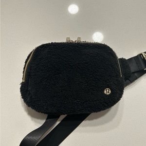 LULULEMON Everywhere Belt Bag Fleece - Large size